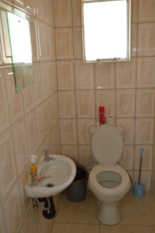 Chitova'S Guesthouse Виктория Фолс Екстериор снимка